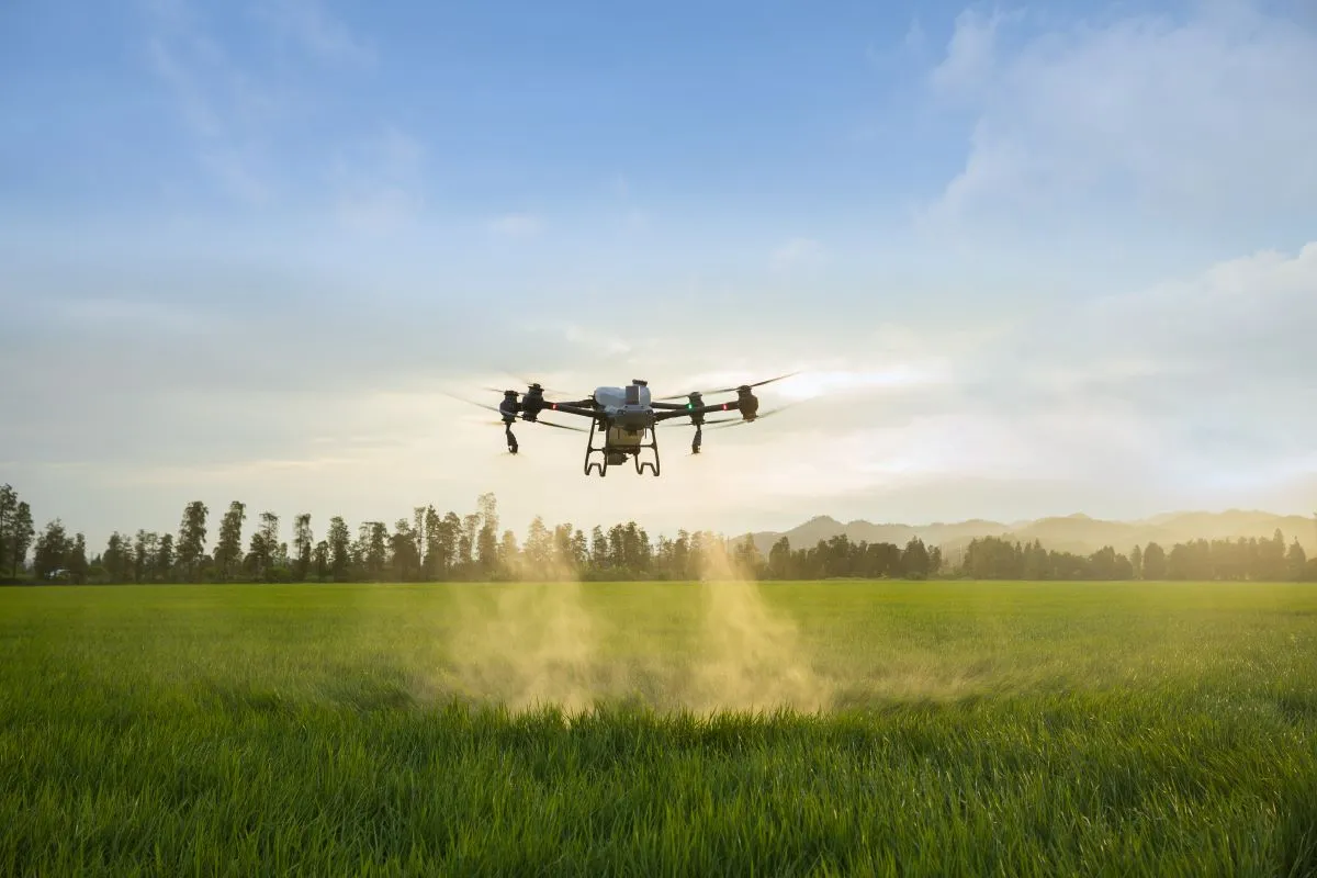dji agras t50 drone agricoltore